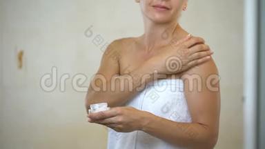 中老年妇女在浴室按摩和涂抹补<strong>水乳</strong>液